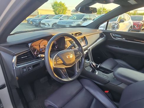 Used 2017 Cadillac XT5 Luxury w/ Driver Awareness Package FWD image 9