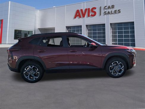 Used 2025 Chevrolet Trax LT w/ LT Convenience Package image 5