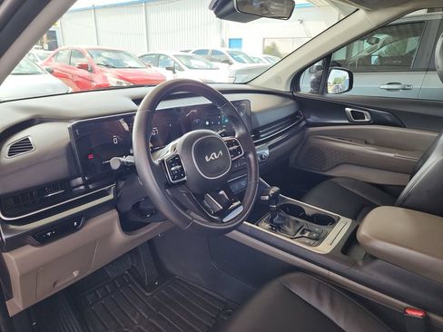 Used 2025 Kia Carnival FWD image 13