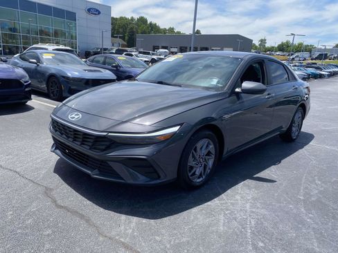 Used 2024 Hyundai Elantra SEL FWD image 3