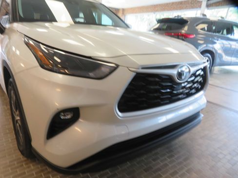 Used 2023 Toyota Highlander XLE FWD image 67
