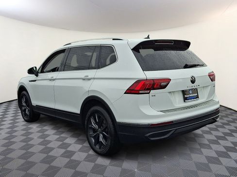 Used 2024 Volkswagen Tiguan SE w/ Panoramic Sunroof Package image 5
