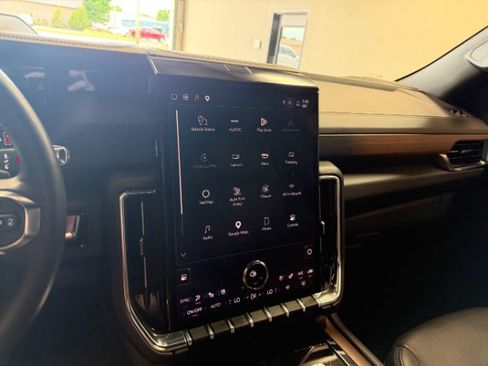 Used 2025 GMC Yukon XL Denali AWD/4WD image 17