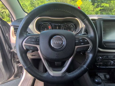 Used 2016 Jeep Cherokee Latitude w/ Cold Weather Group AWD/4WD image 23