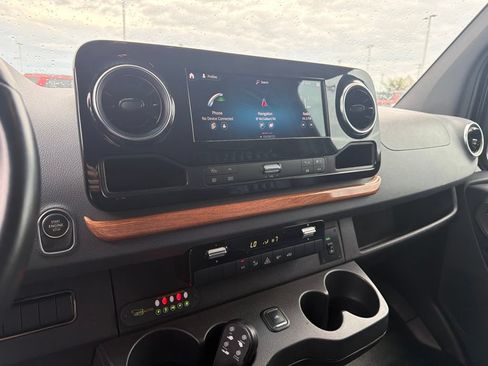 Used 2021 Mercedes-Benz Sprinter 2500 image 10