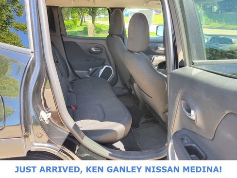 Used 2018 Jeep Renegade Latitude w/ Cold Weather Group AWD/4WD image 18