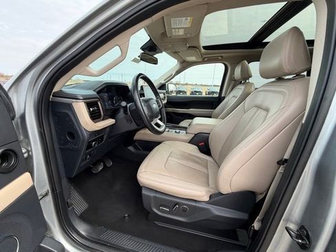 Used 2024 Ford Expedition Limited AWD/4WD image 16