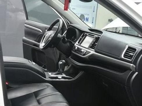 Used 2019 Toyota Highlander SE w/ Nightshade Edition AWD/4WD image 10