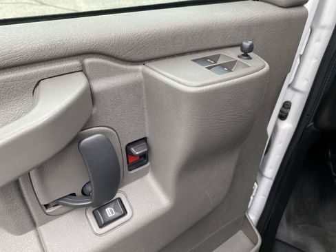 Used 2023 GMC Savana 2500 Extended w/ Driver Convenience Package RWD image 18