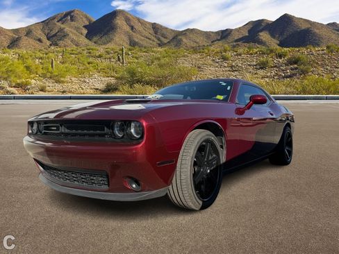 Used 2019 Dodge Challenger SXT image 2