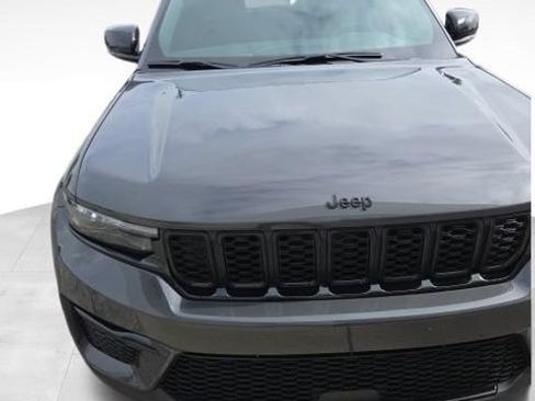 Used 2025 Jeep Grand Cherokee Limited w/ Black Appearance Package AWD/4WD image 5