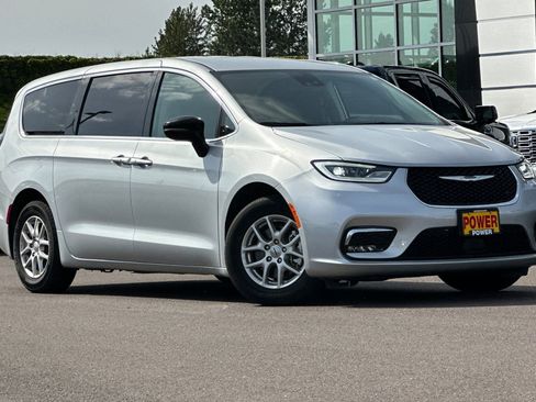 Used 2024 Chrysler Pacifica Touring-L FWD image 2