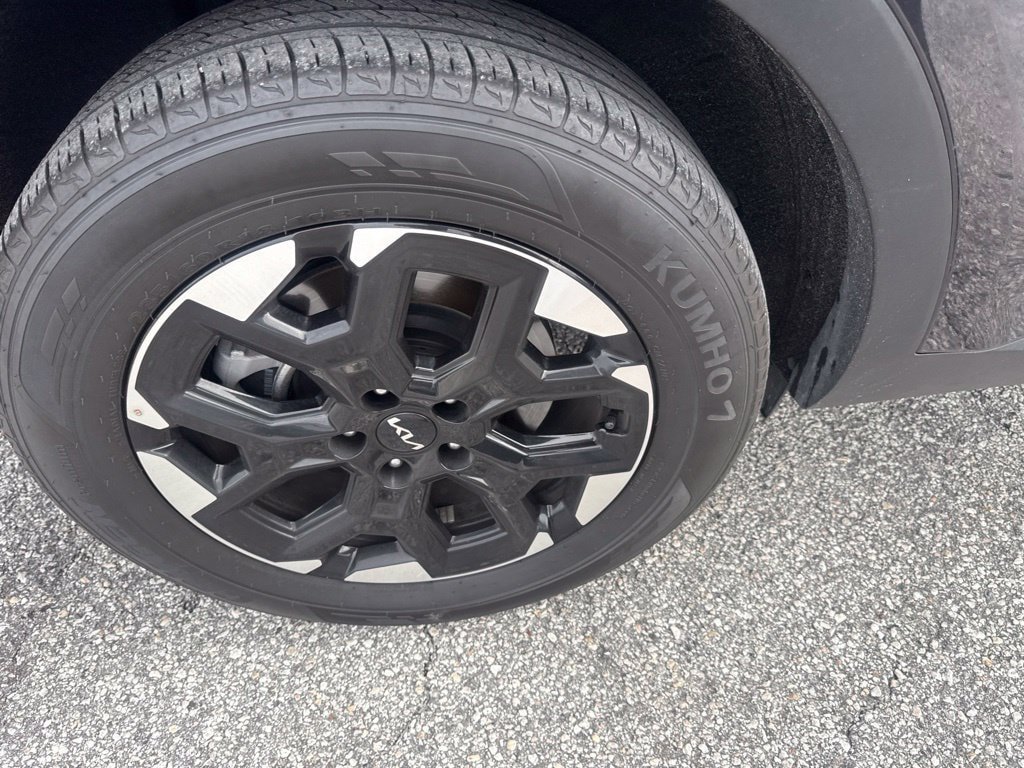 Certified 2025 Kia Sorento S FWD image 9