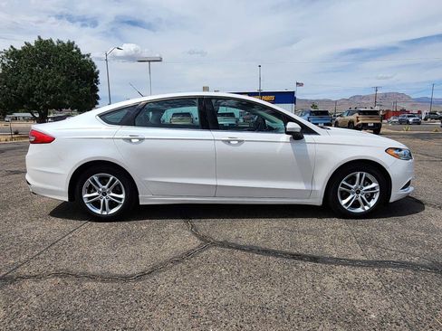 Used 2018 Ford Fusion SE w/ Fusion SE Technology Package FWD image 4