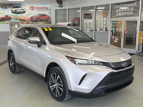 Used 2022 Toyota Venza LE AWD/4WD image 2