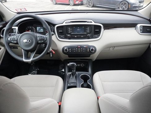 Used 2017 Kia Sorento LX image 38