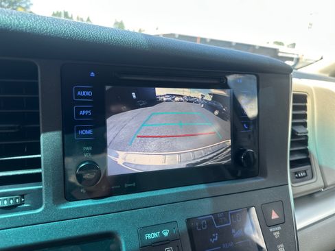 Used 2017 Toyota Sienna LE FWD image 28