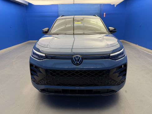 Certified 2025 Volkswagen Tiguan SE R-Line AWD/4WD image 3