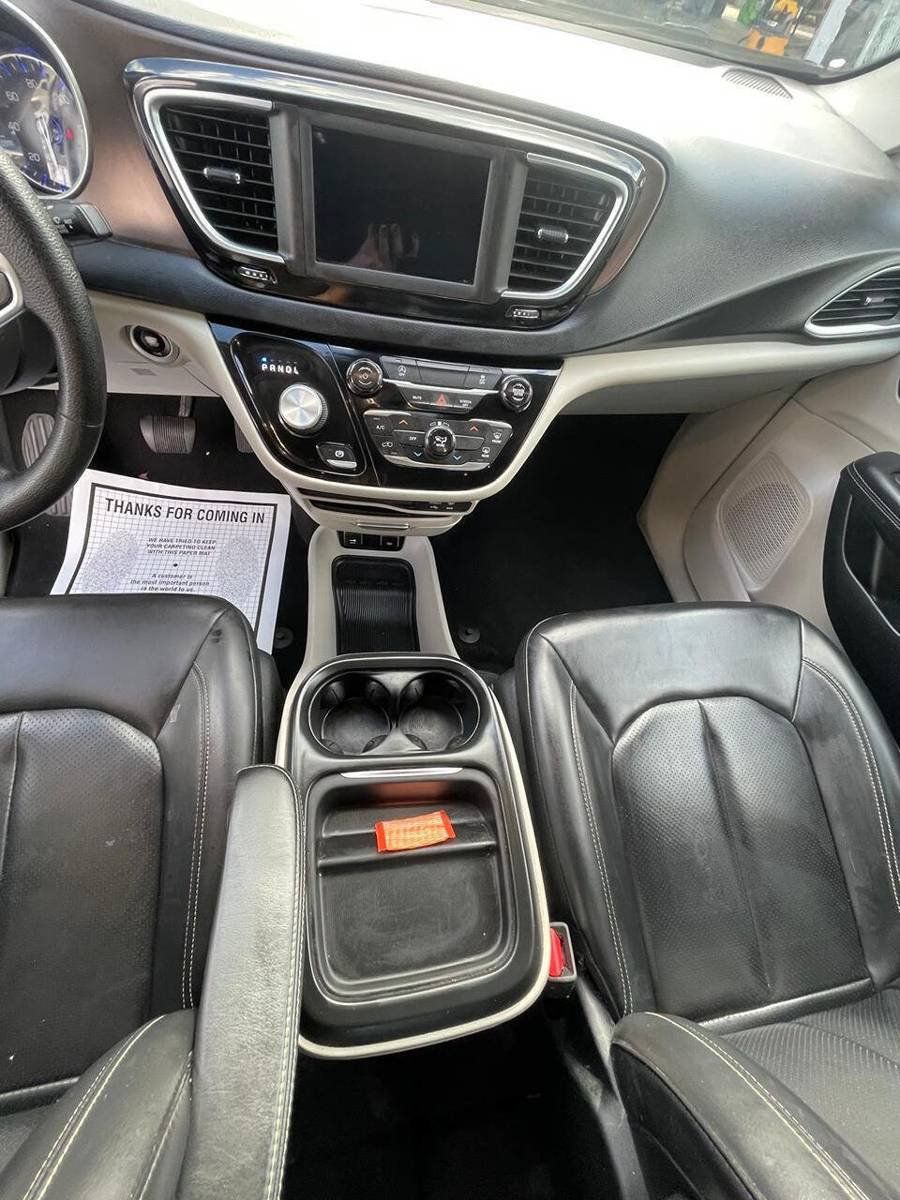 Used 2020 Chrysler Voyager Lxi FWD image 2