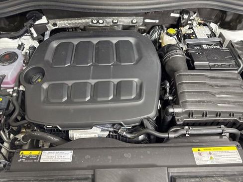 Certified 2025 Volkswagen Tiguan SE R-Line AWD/4WD image 9