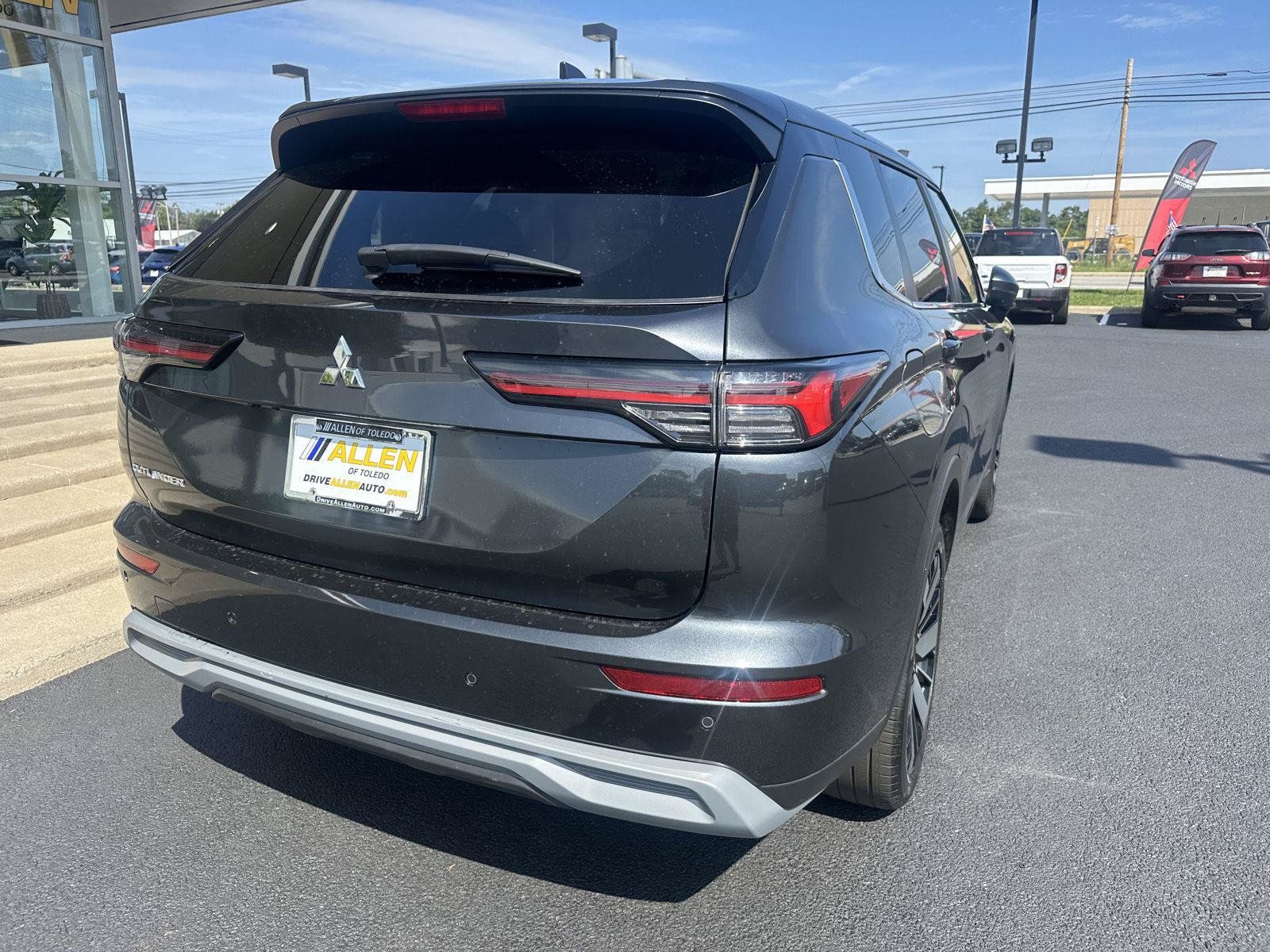Used 2025 Mitsubishi Outlander SE FWD image 10