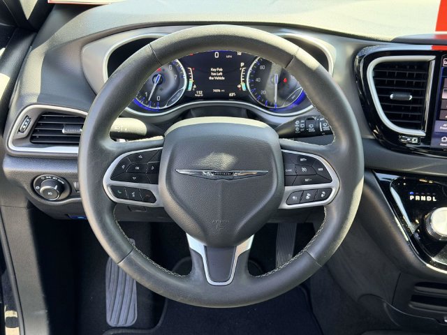 Used 2025 Chrysler Pacifica Select FWD image 18