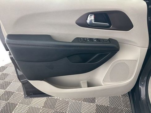 Used 2019 Chrysler Pacifica Touring-L image 20