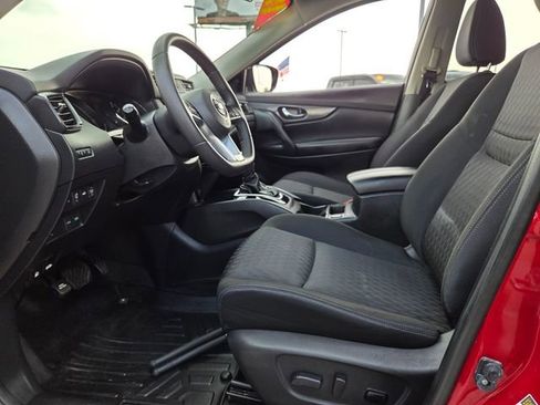 Used 2017 Nissan Rogue SV w/ SV Premium Package image 4