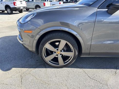 Used 2019 Porsche Cayenne Base image 33