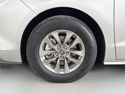 Used 2024 Toyota Sienna XLE FWD image 28