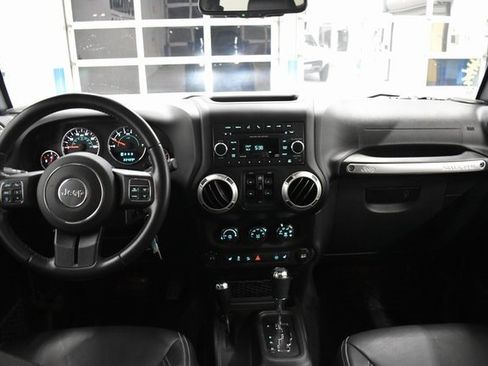 Used 2017 Jeep Wrangler Unlimited Rubicon w/ Cold Weather Group image 5