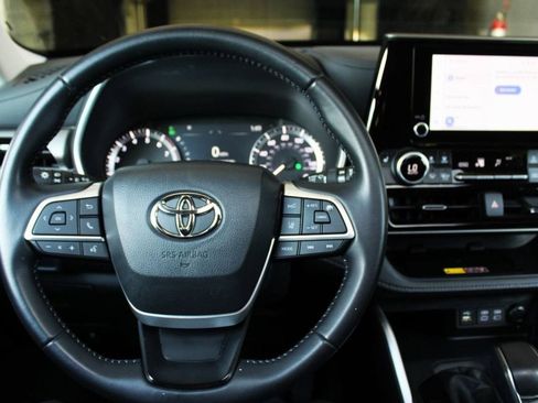 Used 2025 Toyota Highlander XLE AWD/4WD image 36