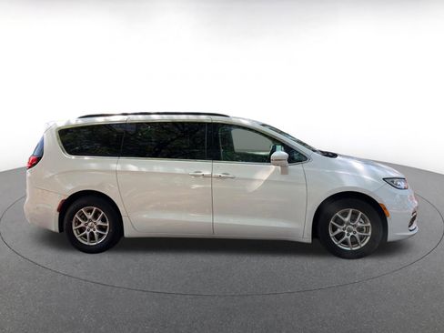 Used 2022 Chrysler Pacifica Touring-L w/ Uconnect Theater Family Group image 8