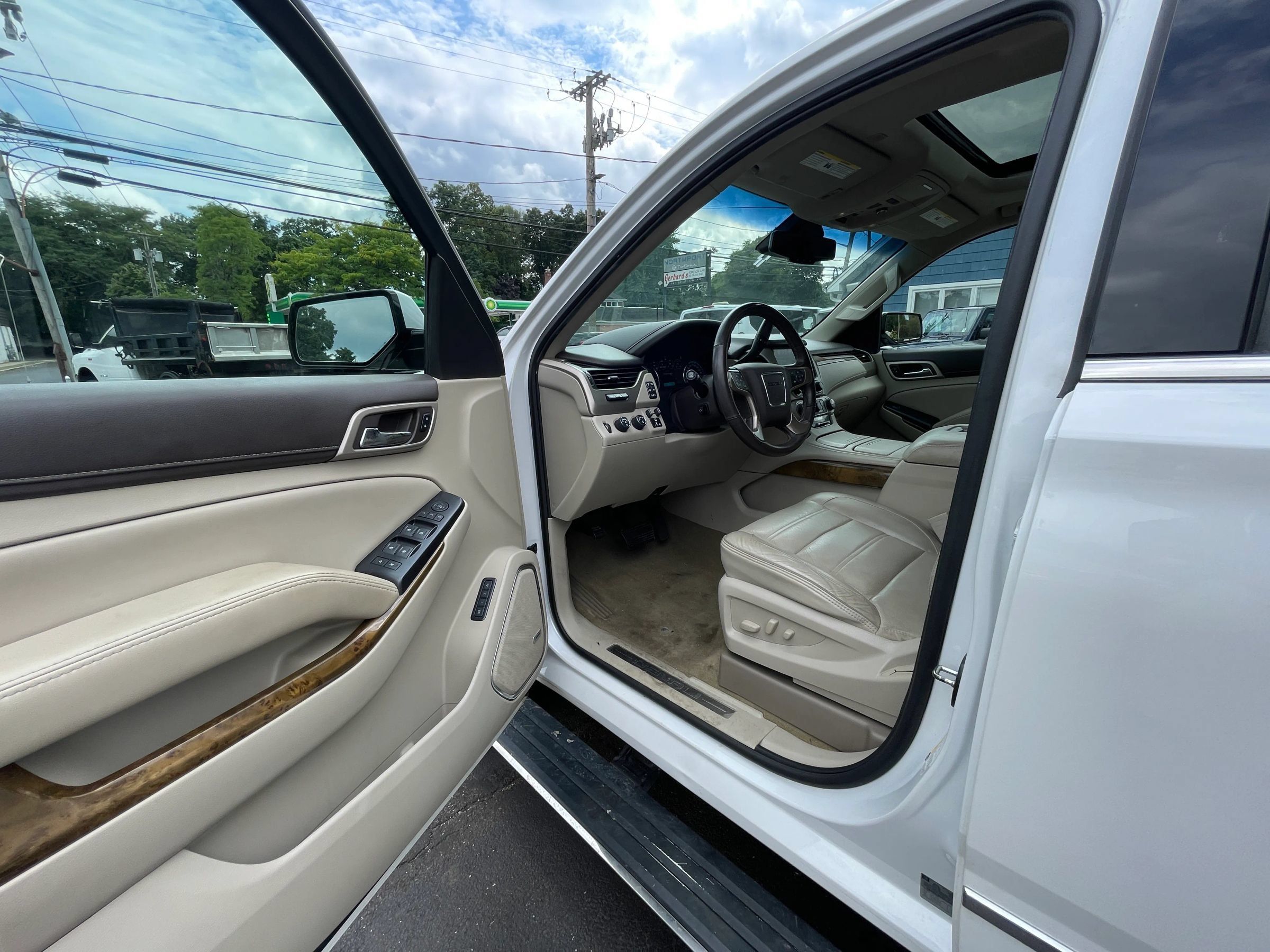 Used 2017 GMC Yukon Denali w/ Open Road Package AWD/4WD image 10