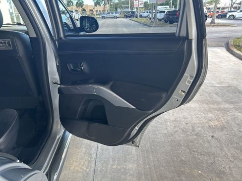 Used 2011 Mitsubishi Outlander SE image 27