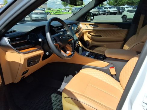 Used 2025 Jeep Grand Cherokee Summit AWD/4WD image 12