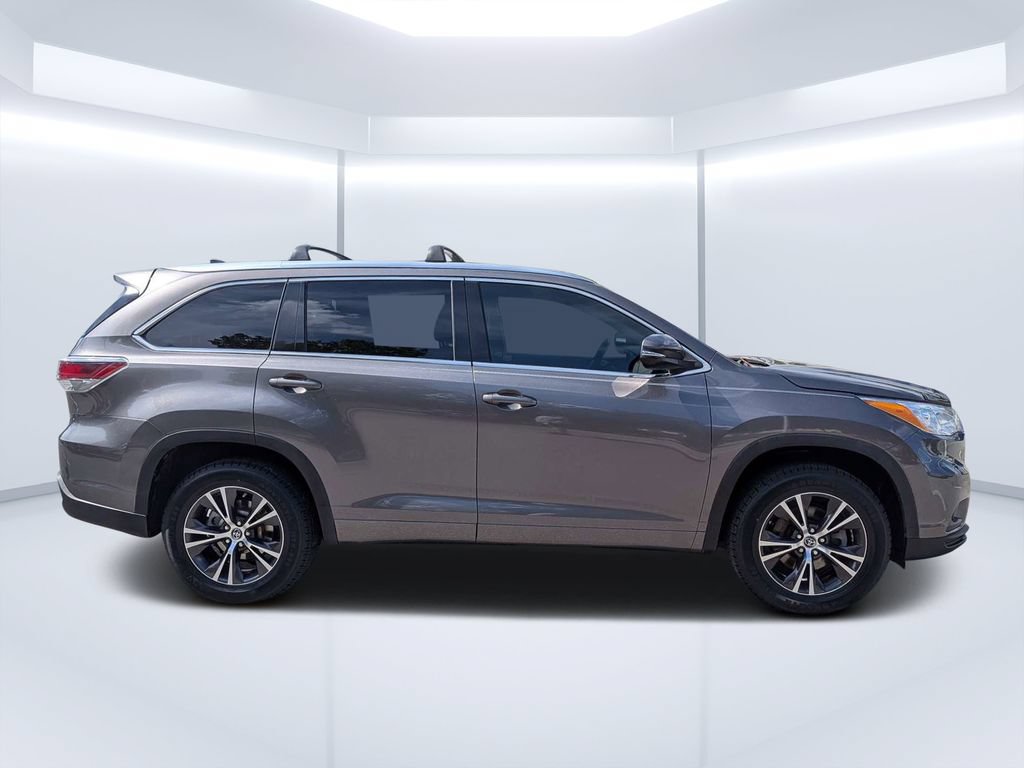 Used 2016 Toyota Highlander XLE FWD image 2