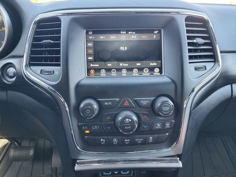 Used 2020 Jeep Grand Cherokee Laredo AWD/4WD image 22