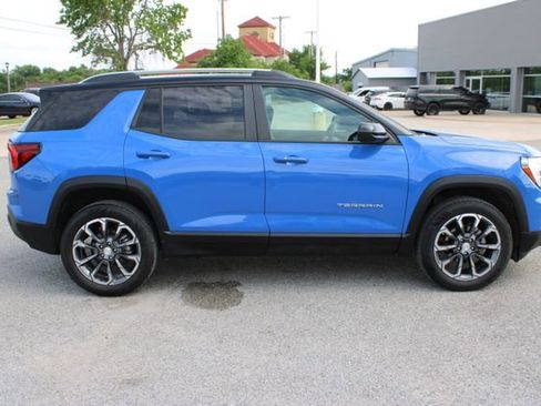 Used 2025 GMC Terrain Elevation w/ Elevation Premium Package FWD image 4