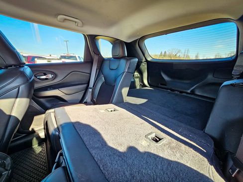 Used 2019 Jeep Cherokee Trailhawk w/ Cold Weather Group image 36