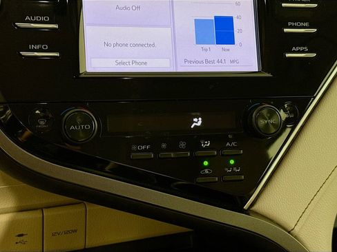 Used 2018 Toyota Camry XLE image 9