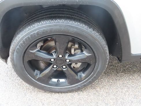 Used 2023 Jeep Grand Cherokee Altitude AWD/4WD image 15