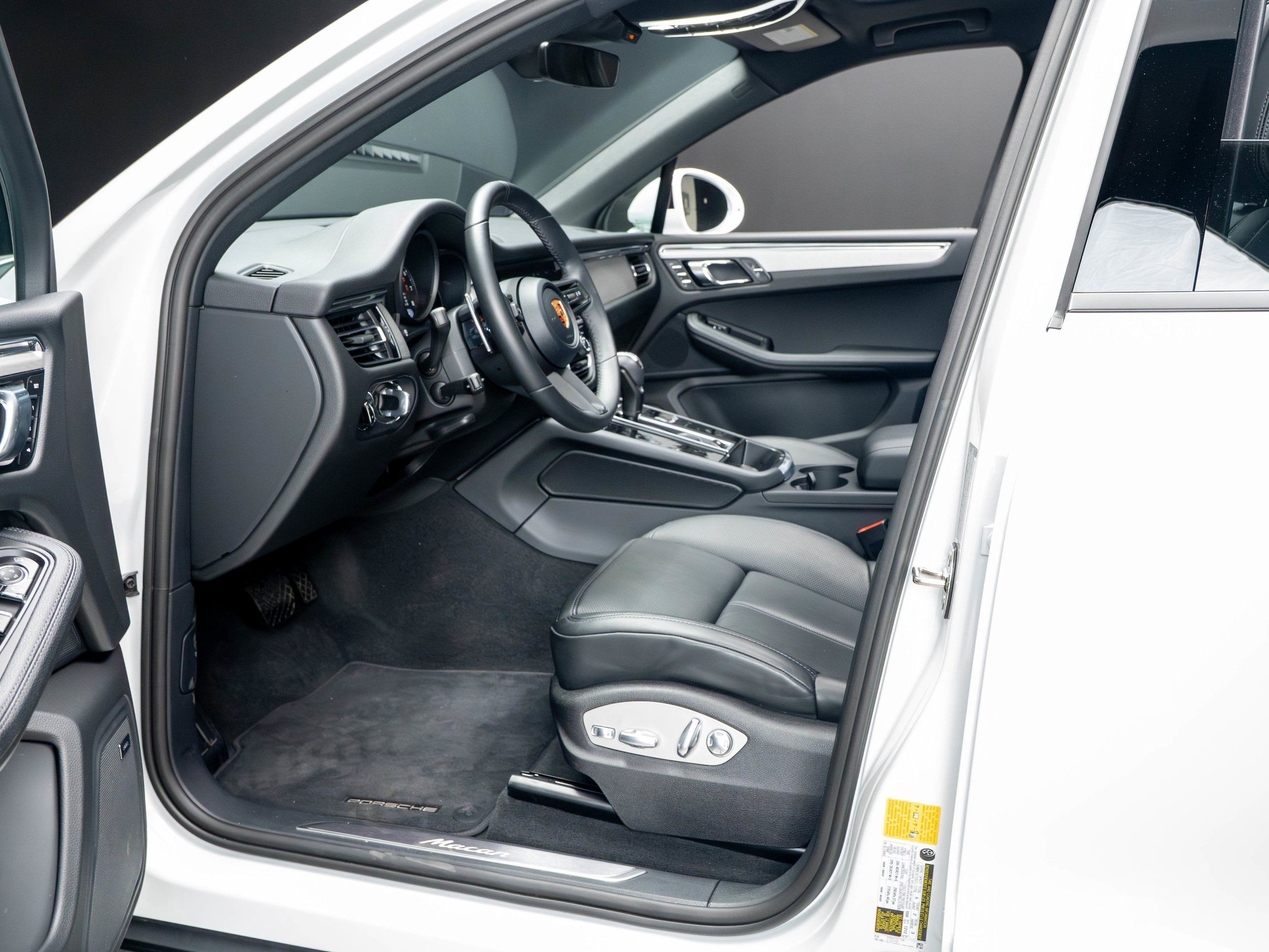 Certified 2026 Porsche Macan AWD/4WD image 4