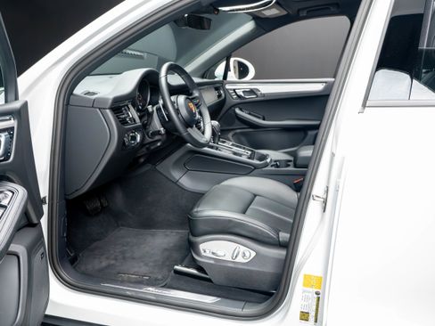 Certified 2026 Porsche Macan AWD/4WD image 4