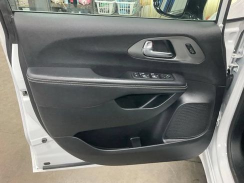 Used 2025 Chrysler Pacifica Select FWD image 5