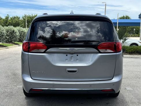 Used 2020 Chrysler Pacifica Touring-L FWD image 6