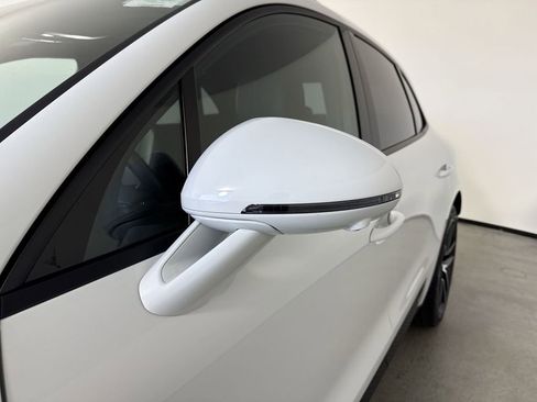 Certified 2025 Porsche Macan image 12