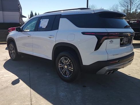 Used 2025 Chevrolet Traverse LT image 12