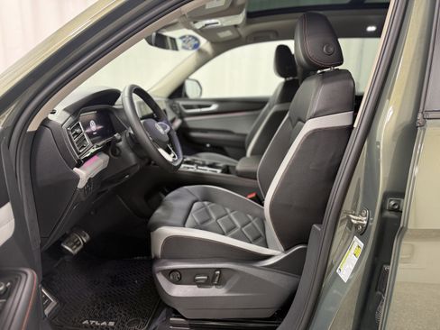 Used 2025 Volkswagen Atlas Peak Edition SE image 15