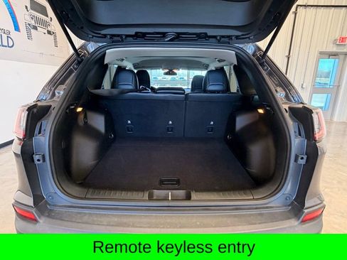 Used 2019 Jeep Cherokee Latitude Plus w/ Cold Weather Group image 4